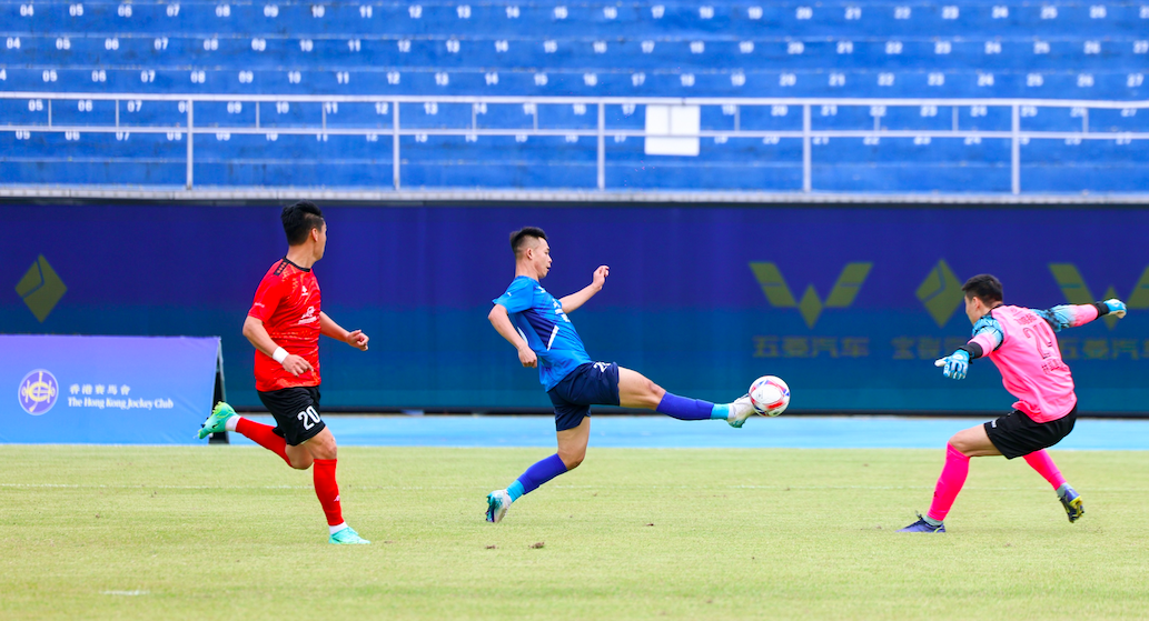 十一人制超级组揭幕战，扬力集团（蓝）激战山东林凯赛福（山东）控股