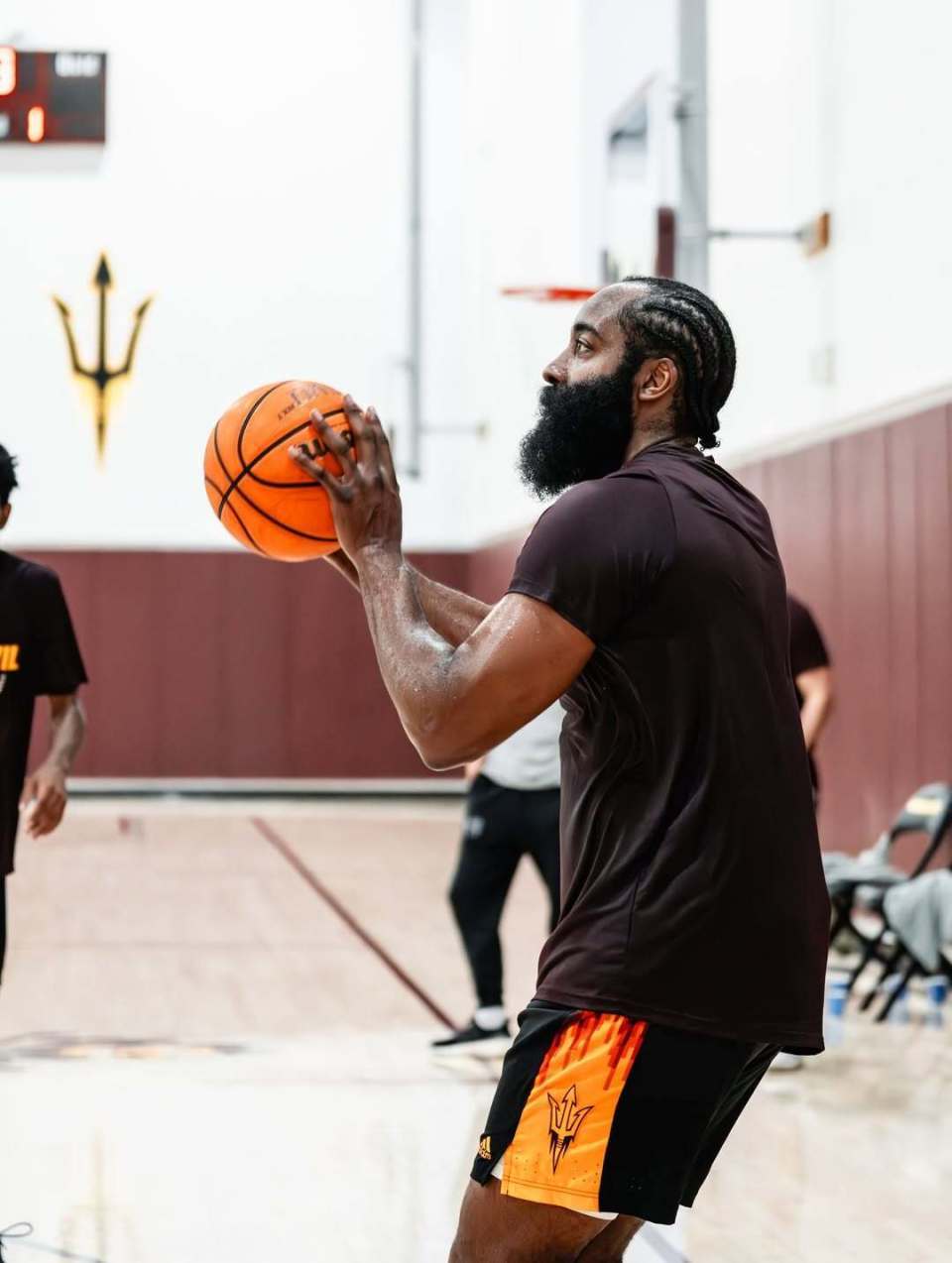 大胡子又瘦了？哈登返回母校训练备战新赛季 悍将加盟为他减负